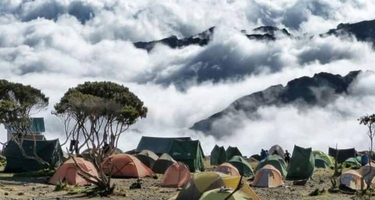 Nuages au-dessus d'un camping avec des tentes près du Kilimandjaro.
