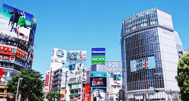 Drukke stadskruising met wolkenkrabbers en reclameborden.