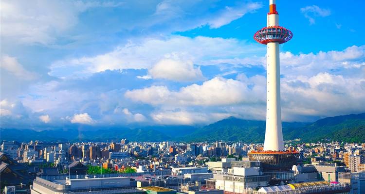 Skyline van Kyoto met de prominente Kyoto Tower.