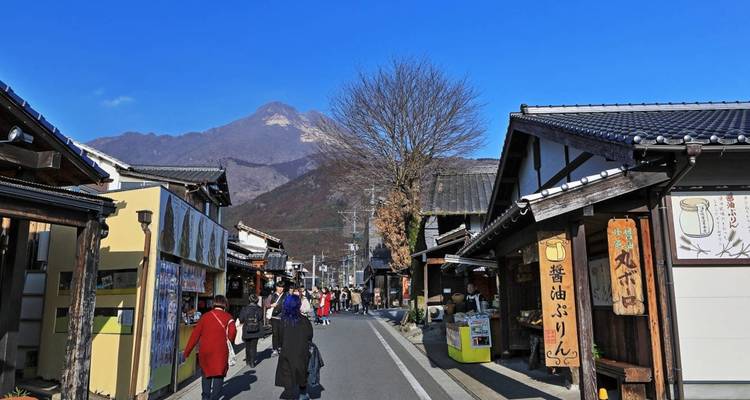Traditionele Japanse straat met houten huizen en uitzicht op de bergen.