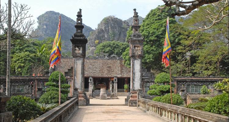 Excursion d'une journée à Ninh Binh : temples de Hoa Lu, excursion en bateau à Tam Coc et grotte de Mua - Old Quarter Travel 1