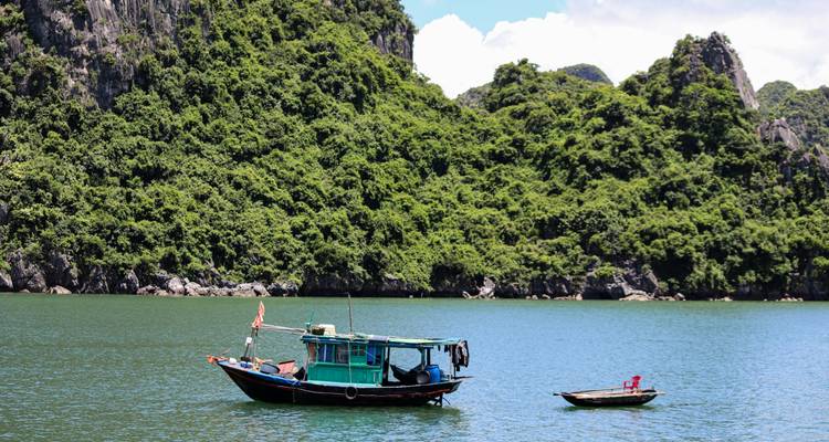 Exploration d'une demi-journée de la baie d'Halong avec déjeuner, grotte de Sung Sot, île de Titop et kayak - Old Quarter Travel 1