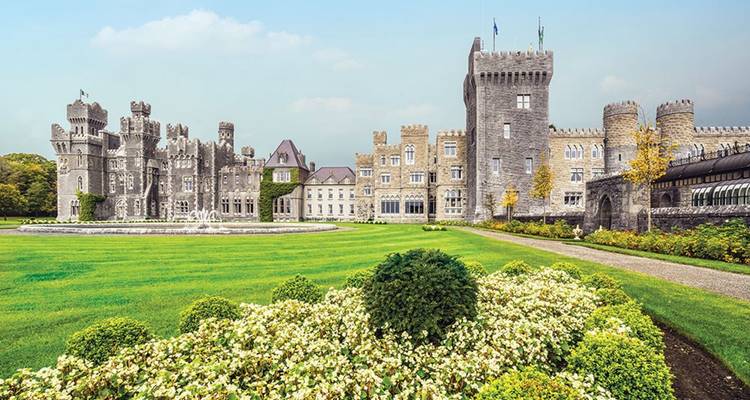 Een groots kasteel met goed onderhouden tuinen.