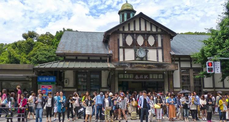 Überfüllte Straße vor einem traditionellen Gebäude in Tokio, Japan.