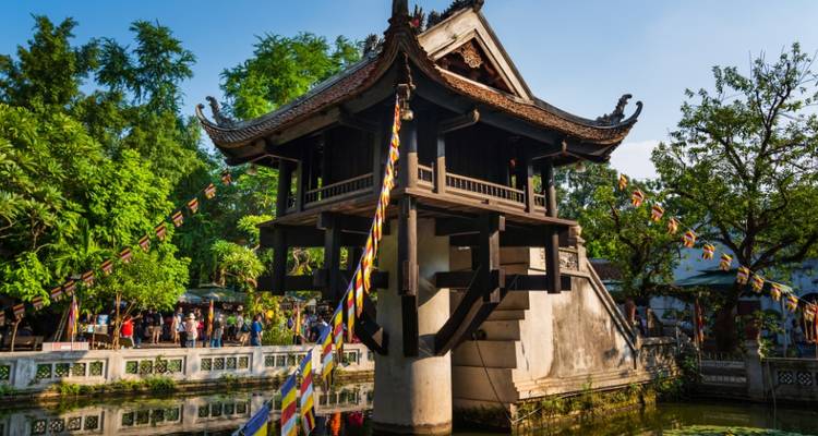 Pagode à pilier célèbre entourée d'une végétation luxuriante.