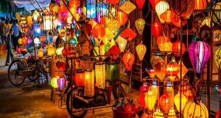 Kleurrijke lantaarns hangen in een marktscène 's nachts.