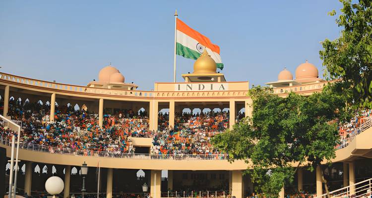 Cérémonie de la frontière de Wagah avec une grande foule et le drapeau de l'Inde affiché bien en évidence.