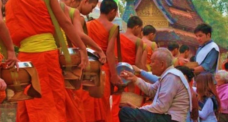 Des gens alignés en robes traditionnelles pour une cérémonie religieuse.