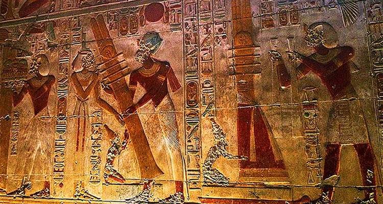 Gedetailleerde weergave van Egyptische hiërogliefen met levendige kleuren.