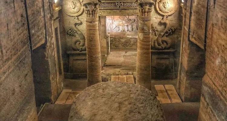 Interieur van oude catacomben met decoratieve gravures.