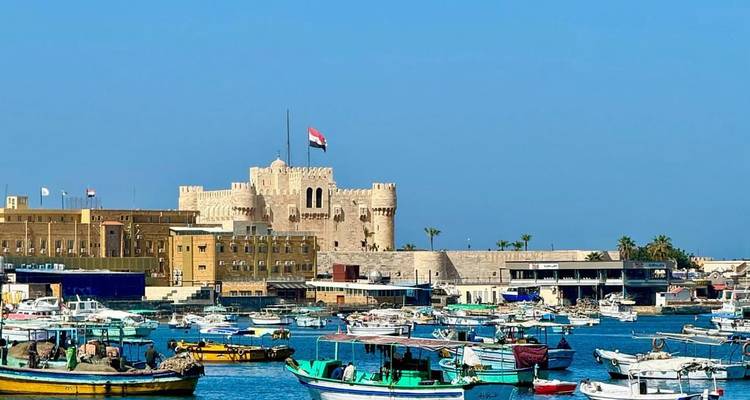 Uitzicht op een haven met een historisch fort in Alexandrië.