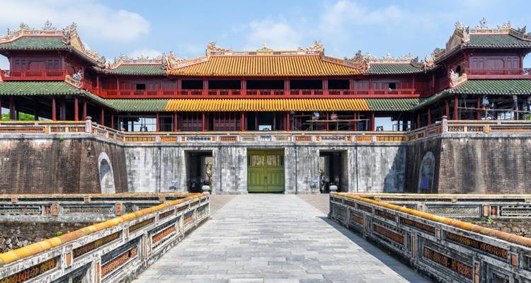 Historische poort met traditionele architectuur.