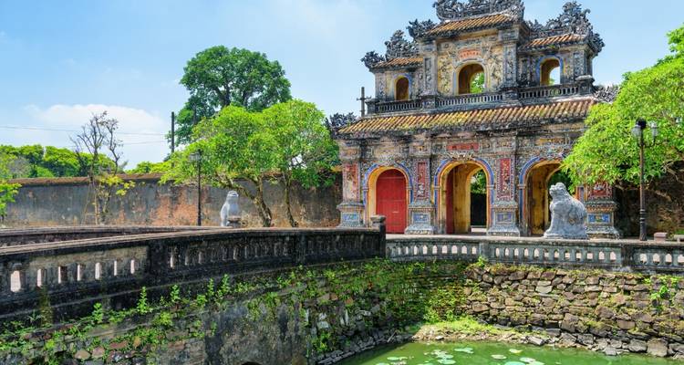 Eeuwenoud ingang met sierlijke versieringen.