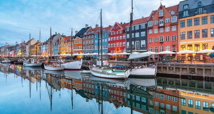 Kleurrijke gebouwen en boten langs een kanaal in Kopenhagen.