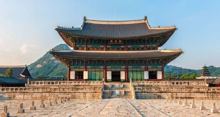 Gyeongbokgung-Palast mit Bergkulisse in Seoul, Südkorea.