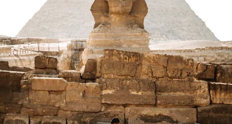 Sphinx avec une pyramide en arrière-plan.