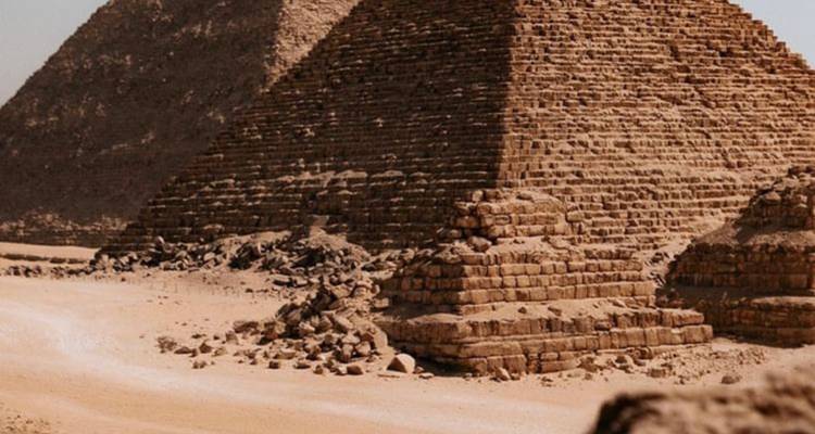 Gros plan d'une pyramide dans un paysage désertique.