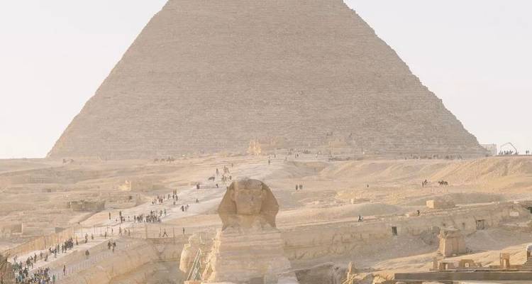 Sphinx et pyramide dans un décor désertique.