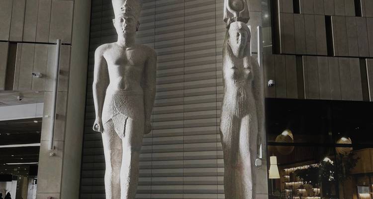 Statues de figures égyptiennes dans l'intérieur d'un musée.