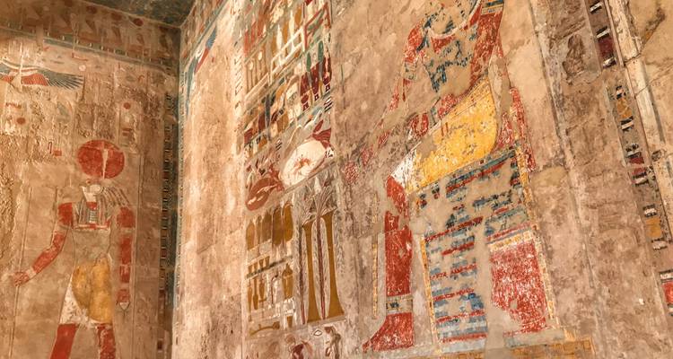 Gedetailleerde Egyptische muurschildering met vervaagde kleuren.