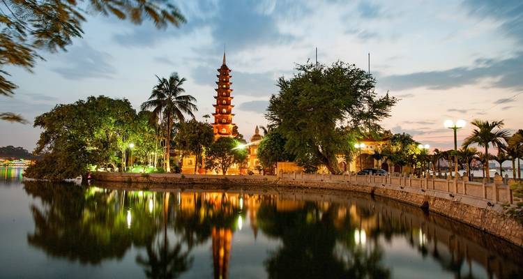 Tran Quoc Pagoda weerspiegeld in het meer tijdens de schemering.