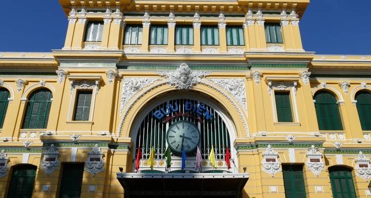 Gevel van het Centrale Postkantoor van Saigon met zijn klassieke architectuur.