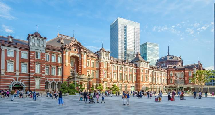 Das historische Gebäude des Bahnhofs Tokyo mit Menschen, die über den Platz gehen.