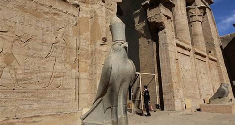 Steinstatuen und Hieroglyphen in einem antiken Tempel.