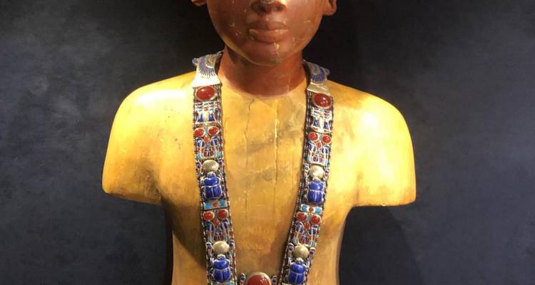 Büste einer ägyptischen Figur mit lebendigen Farben.