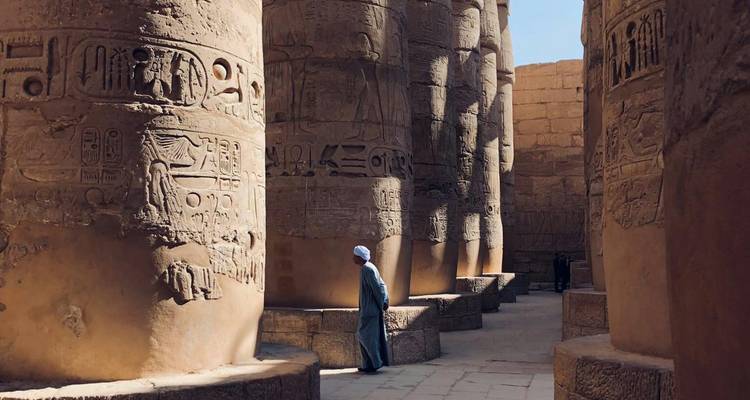 Columnas masivas con jeroglíficos en el Templo de Karnak.