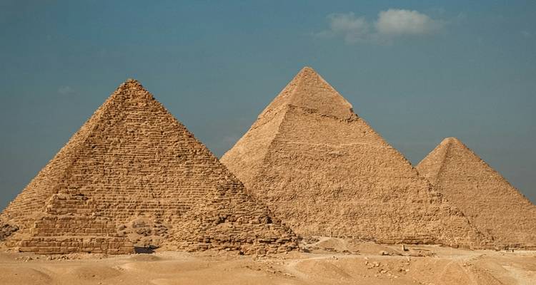 Close-up van verschillende piramides bij Giza, gedetailleerd steenwerk.
