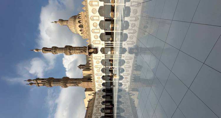 Vue large de la mosquée Al-Azhar avec une cour carrelée vide au Caire.