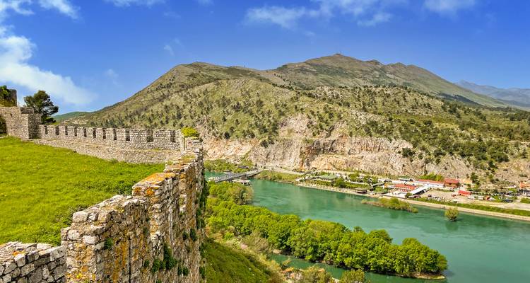 Panoramisch uitzicht op weelderige groene bergen en een rivierdal.