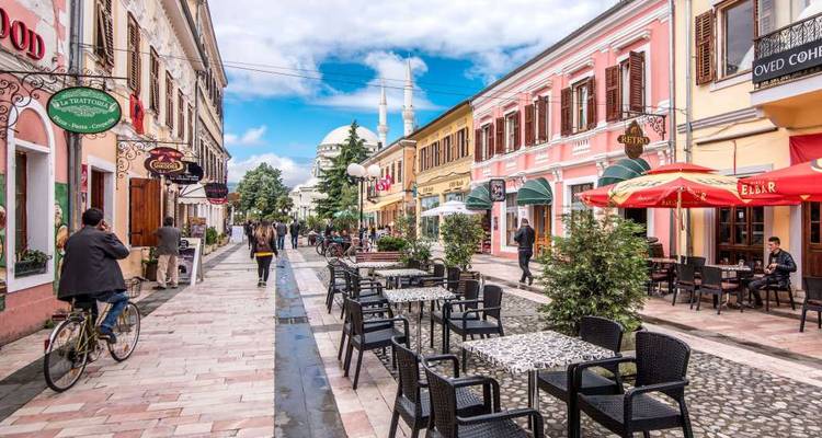 Een charmante straat met cafés en winkels in een pittoresk stadscentrum.