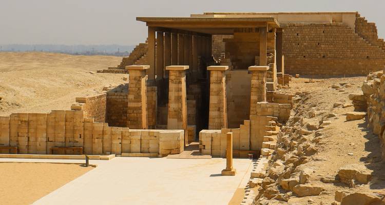 Oude ruïnes met woestijnachtergrond.