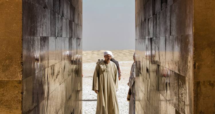 Mensen die staan in een oude gang.