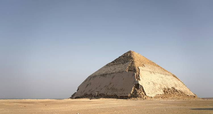 Piramide met een verweerde gevel tegen de lucht.