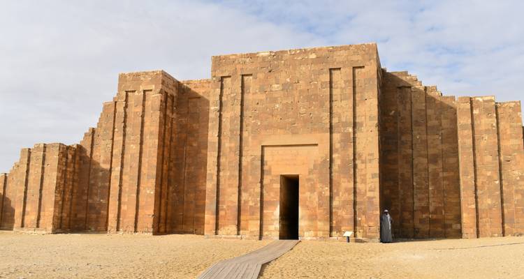 Ingang van een oud gebouw in de woestijn.