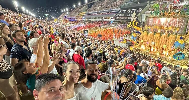 Foule profitant d'un défilé animé avec des costumes colorés.