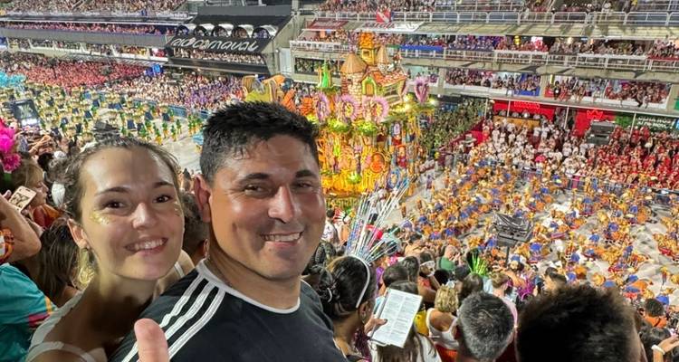 Couple profitant d'un défilé de festival vibrant avec des chars élaborés.