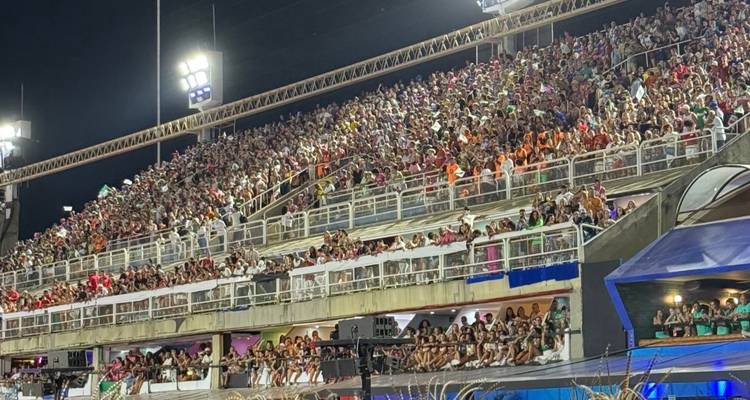 Une foule massive s'est rassemblée dans les gradins du stade pendant un événement.