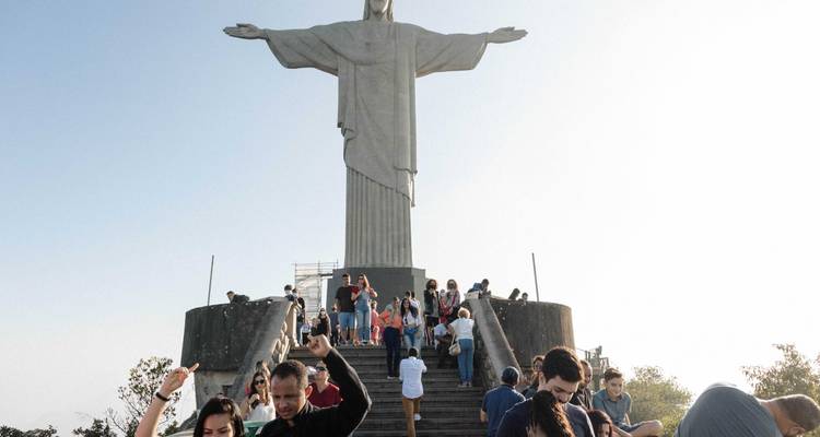 Touristes visitant la statue du Christ Rédempteur.