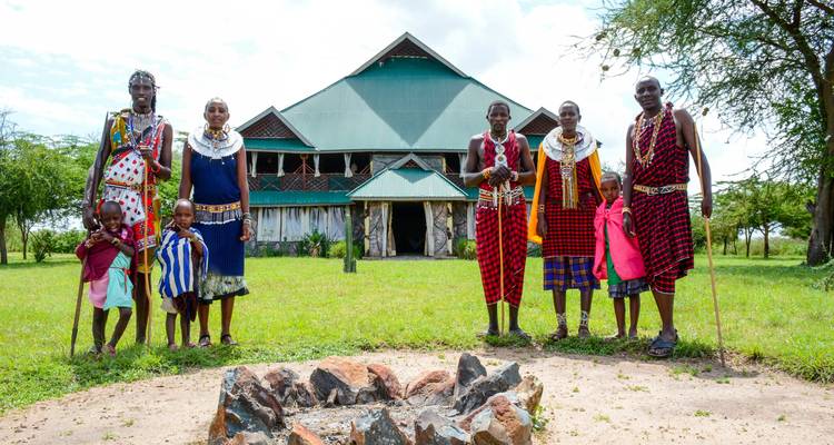 Groupe de personnes Maasaï en tenues traditionnelles colorées