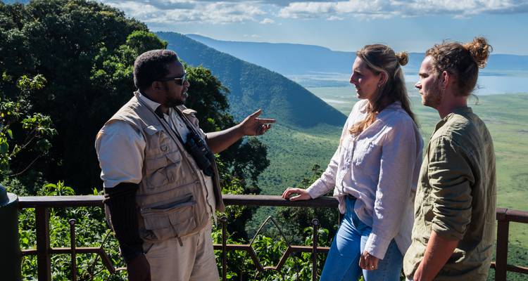 Un guide et des touristes dominant une vallée.