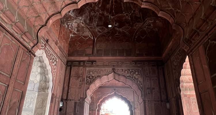 Arcs et plafonds finement sculptés d'un bâtiment historique.