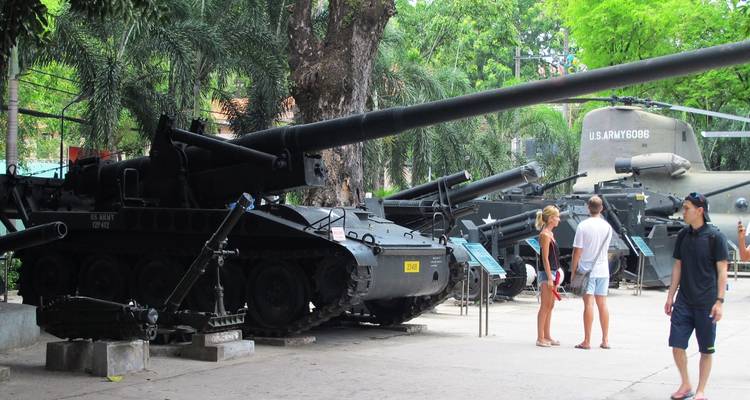 Buitenmuseum voor militaire voertuigen met tanks en vliegtuigen.