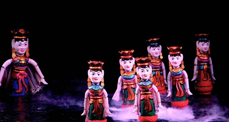 Kleurrijke waterpoppenshow met traditionele Vietnamese figuren.