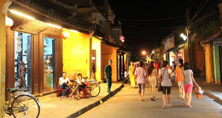 Nachtmarktstraat met wandelende mensen.