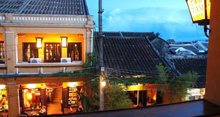 Uitzicht op een traditioneel café en straat bij schemering.