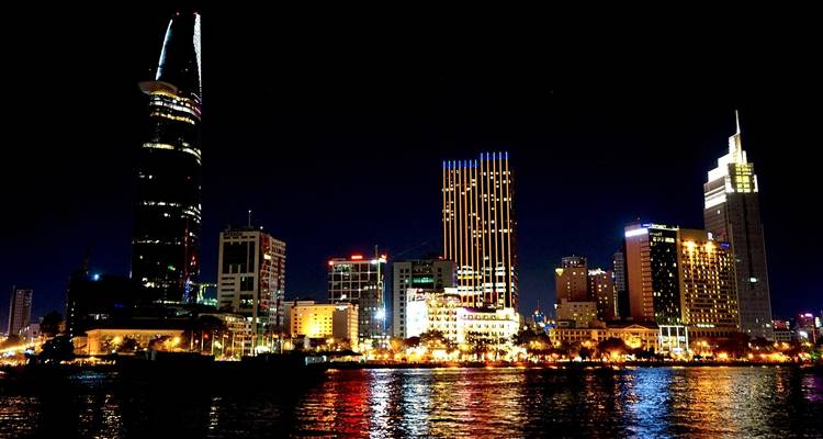 Nachtelijk stadsbeeld met veelkleurige lichten.
